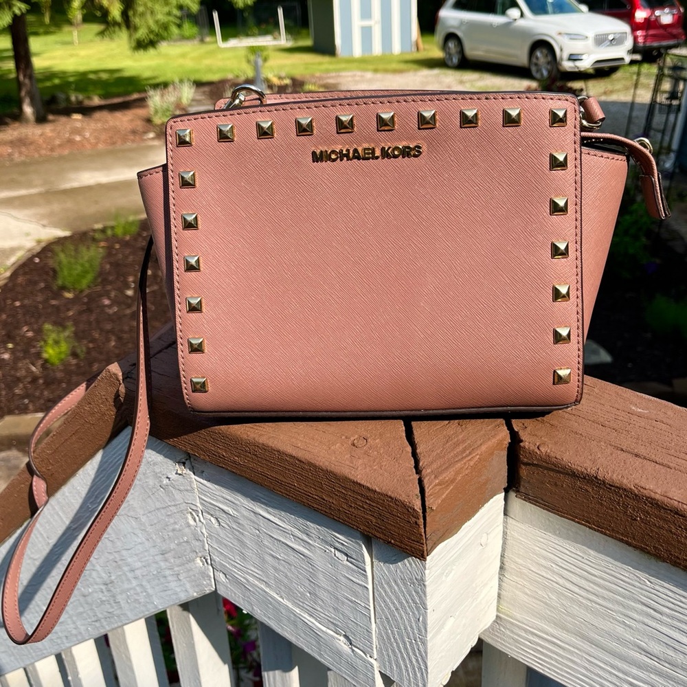 Micheal Kors Medium Selma Stud Messenger Crossbody Dusty Rose